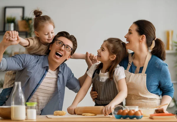 Une Famille Heureuse Aimante Prépare Boulangerie Ensemble Père Mère Enfants — Photo