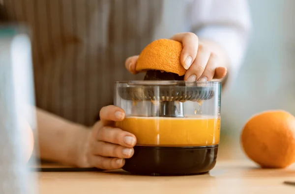 Comida Saludable Casa Mujer Feliz Está Preparando Jugo Naranja Fresco —  Fotos de Stock