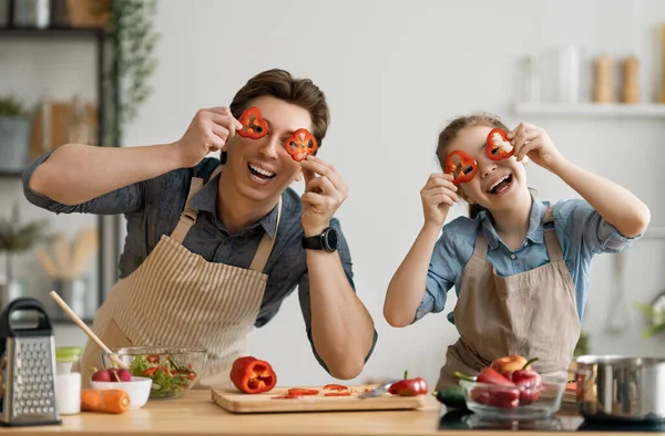 Comida Saludable Casa Familia Feliz Cocina Padre Hija Están Preparando — Foto de Stock