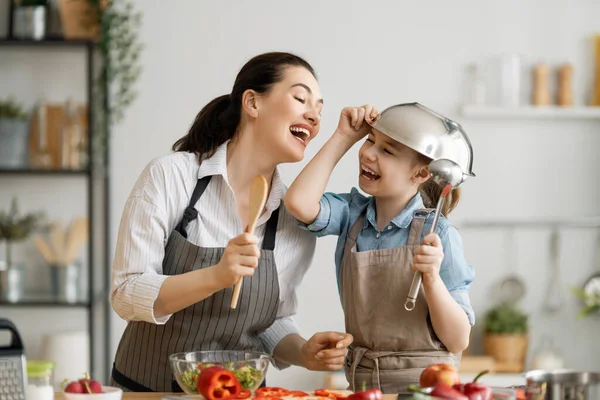 Здоровое Питание Дома Счастливая Семья Кухне Мать Дочь Готовят Еду — стоковое фото