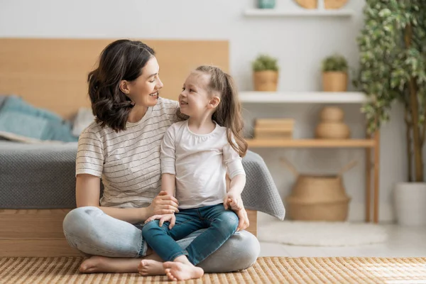 Uma Linda Menina Sua Mãe Desfrutam Manhã Ensolarada Bons Momentos — Fotografia de Stock