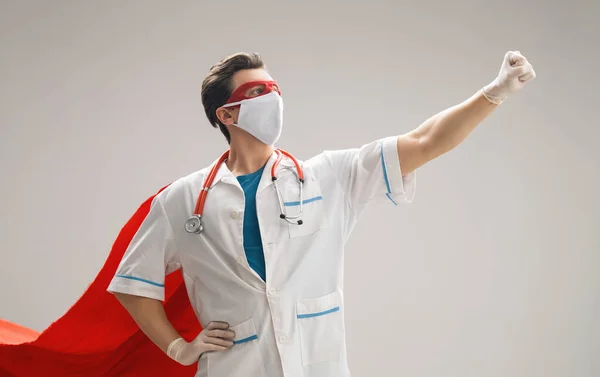 Lekarz Noszący Maskę Twarzy Pelerynę Superbohatera Podczas Epidemii Koronawirusa Ochrona — Zdjęcie stockowe