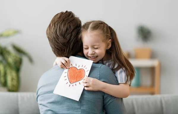 Feliz Día Del Padre Hija Mía Felicitando Papá Dándole Una —  Fotos de Stock