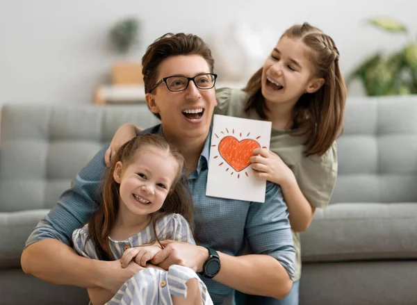 Glücklicher Vatertag Kinder Gratulieren Papa Und Überreichen Ihm Eine Postkarte — Stockfoto