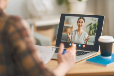 Adam uzaktan konuşma ve video çağrısı için dizüstü bilgisayar kullanıyor. 