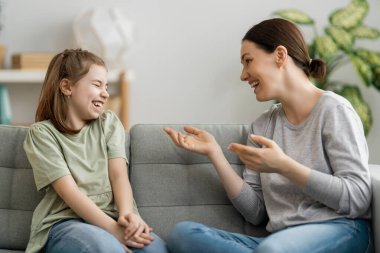 Mutlu bir gün! Anne ve kızı konuşuyor ve gülüyorlar. Aile tatili ve birliktelik. 