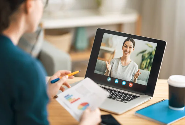 Jeune Femme Utilise Ordinateur Portable Pour Conversation Distance Appel Vidéo — Photo