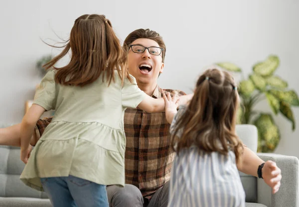 Lycklig Kärleksfull Familj Pappa Och Hans Döttrar Barn Flickor Leker — Stockfoto