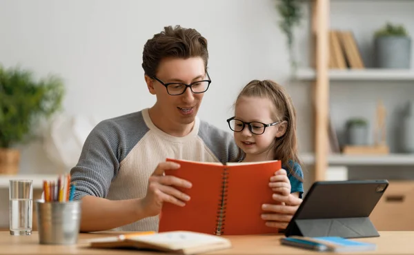 Volta Escola Criança Feliz Adulto Estão Sentados Mesa Menina Fazendo — Fotografia de Stock