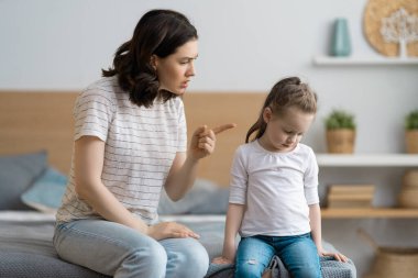 Anne, küçük kızını azarlıyor. aile ilişkileri
