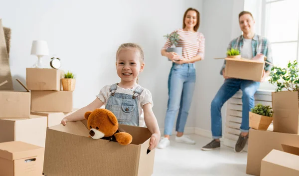 Joven Feliz Familia Muda Nuevo Apartamento Padres Hija Con Cajas —  Fotos de Stock