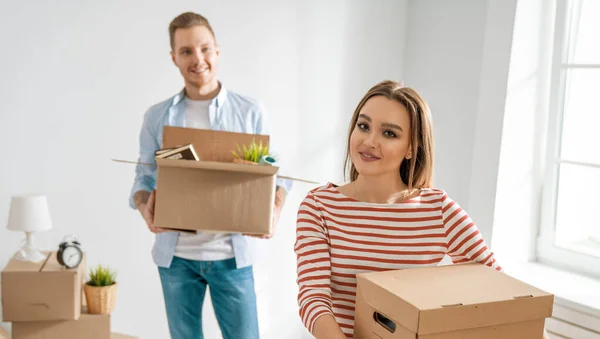 Heureux Jeune Couple Marié Déménagent Dans Nouvel Appartement — Photo