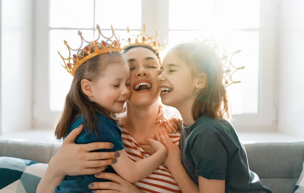 Feliz Familia Amorosa Madre Sus Hijas Niñas Niñas Jugando Abrazándose —  Fotos de Stock