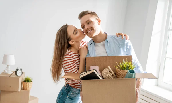 Gelukkig Jong Getrouwd Stel Verhuizen Naar Nieuw Appartement — Stockfoto