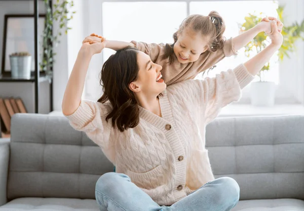 Mutlu Bir Gün Anne Kızı Oynuyorlar Gülümsüyorlar Sarılıyorlar Aile Tatili — Stok fotoğraf