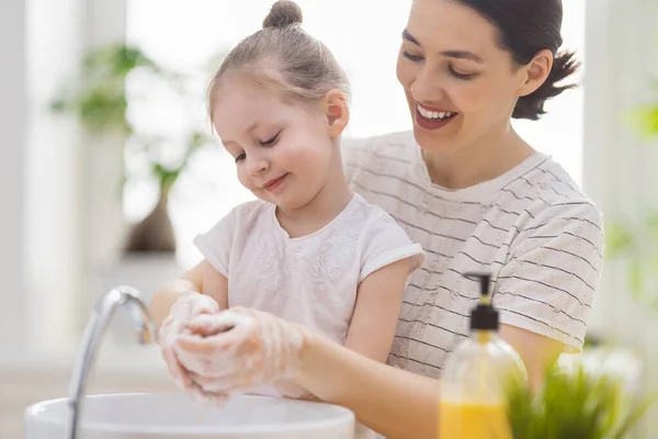 Söt Liten Flicka Och Hennes Mamma Tvättar Händerna Skydd Mot — Stockfoto