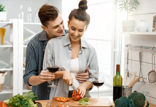 家庭での健康食品 幸せな愛情のカップルは台所で適切な食事を準備しています — ストック写真