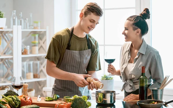 Comida Saludable Casa Feliz Pareja Amorosa Está Preparando Comida Adecuada — Foto de Stock