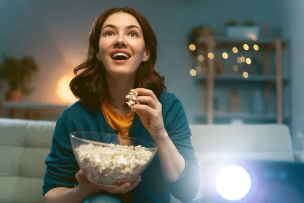 Junge Frau Die Abends Projektor Fernsehen Filme Mit Popcorn Guckt — Stockfoto