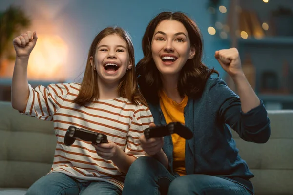 Glückliche Familie Zusammen Mutter Und Ihr Kind Spielen Videospiele Menschen — Stockfoto