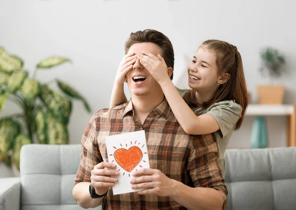 Feliz Dia Pai Filha Parabenizando Pai Dando Lhe Cartão Postal — Fotografia de Stock