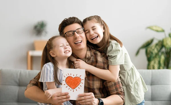 Glücklicher Vatertag Kinder Gratulieren Papa Und Überreichen Ihm Eine Postkarte — Stockfoto