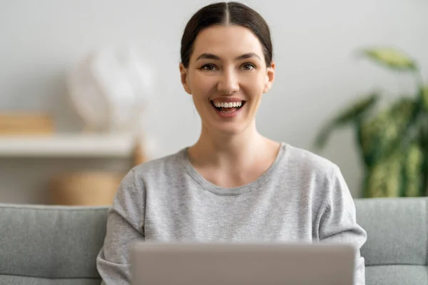 Jovem Mulher Está Usando Laptop Para Conversa Remota Com Amigos — Fotografia de Stock