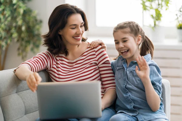 Feliz Familia Amorosa Joven Madre Hija Utilizando Ordenador Portátil Mamá — Foto de Stock