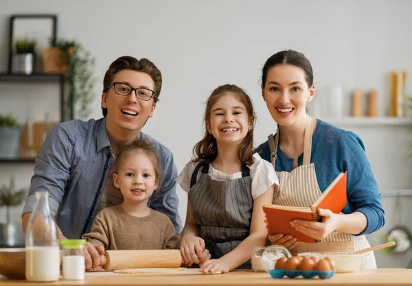 Glücklich Liebende Familie Bereiten Gemeinsam Backwaren Vater Mutter Und Kinder — Stockfoto