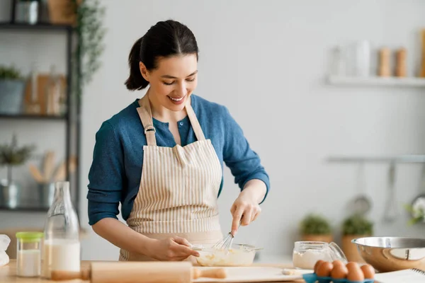 Mutlu Kadın Fırını Hazırlıyor Kız Mutfakta Kurabiye Pişiriyor Yapımı Yemek — Stok fotoğraf