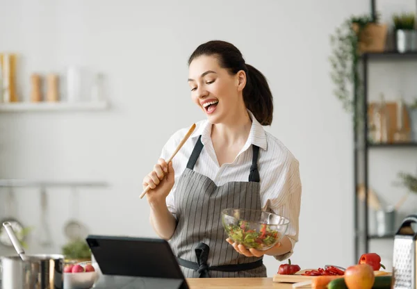 Comida Saudável Casa Mulher Feliz Está Preparando Refeição Adequada Cozinha — Fotografia de Stock