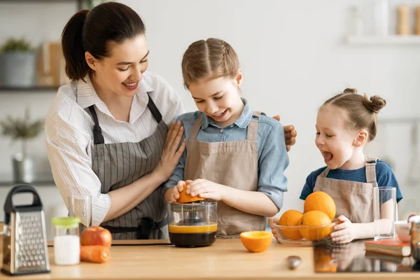 Comida Saludable Casa Familia Feliz Cocina Madre Hijos Hijas Están — Foto de Stock