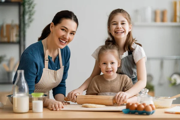 Gelukkig Liefdevolle Familie Bereiden Samen Bakkerij Voor Moeder Kinderen Dochters — Stockfoto