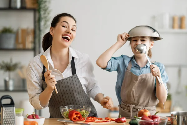 Evde Sağlıklı Yiyecekler Mutfakta Mutlu Bir Aile Anne Kız Doğru — Stok fotoğraf