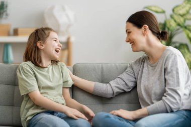 Mutlu bir gün! Anne ve kızı konuşuyor ve gülüyorlar. Aile tatili ve birliktelik. 