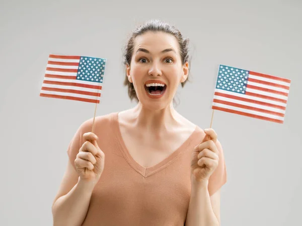 Патриотический Праздник Счастливая Молодая Женщина Американским Флагом Сша Празднуют Июля — стоковое фото