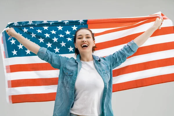 Patriotisk Högtid Glad Ung Kvinna Med Amerikansk Flagga Usa Firar — Stockfoto