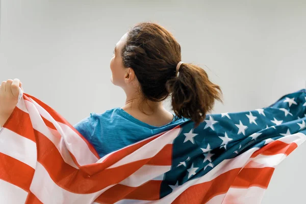 愛国的な休日だ アメリカ国旗を持つ幸せな若い女性 アメリカは7月4日を祝う — ストック写真