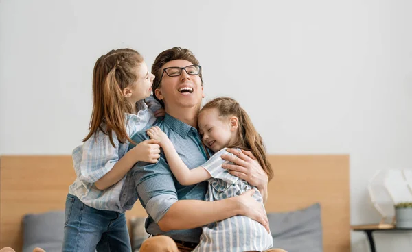 Feliz Familia Amorosa Papá Sus Hijas Niños Niñas Jugando Juntos — Foto de Stock