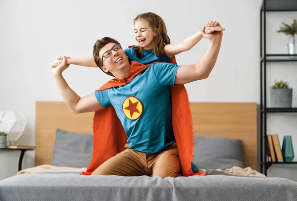 Pai Filho Brincam Juntos Rapariga Pai Disfarçados Super Heróis Papai — Fotografia de Stock