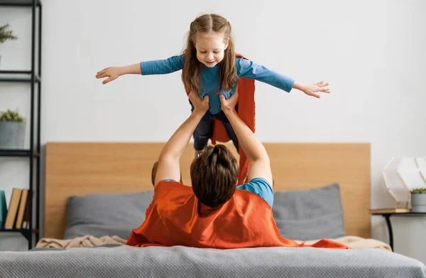 Babası Çocuğu Birlikte Oynuyorlar Süper Kahraman Kostümlü Kız Baba Baba — Stok fotoğraf