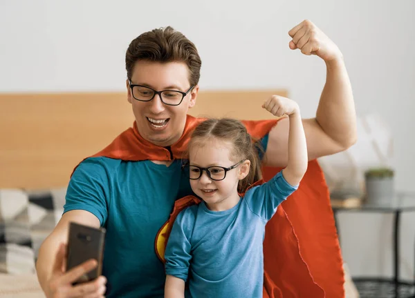 Pai Filho Brincam Juntos Rapariga Pai Disfarçados Super Heróis Papai — Fotografia de Stock