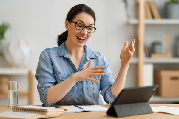 Junge Frau Benutzt Tablet Für Ferngespräche Mit Jemandem — Stockfoto