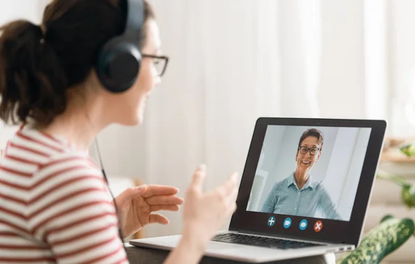 若い女性はお母さんとの遠隔会話のためのラップトップPcを使用している 面白い女の子が家にいるのを楽しんで — ストック写真