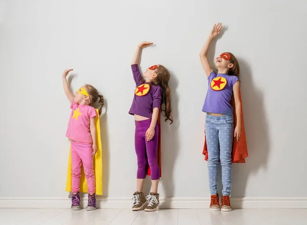 Троє Дітей Грають Супергероя Діти Вимірюють Ріст Тлі Стіни Концепція — стокове фото