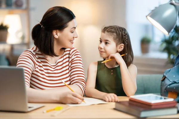 Zurück Zur Schule Glückliche Kinder Und Erwachsene Sitzen Schreibtisch Mädchen — Stockfoto