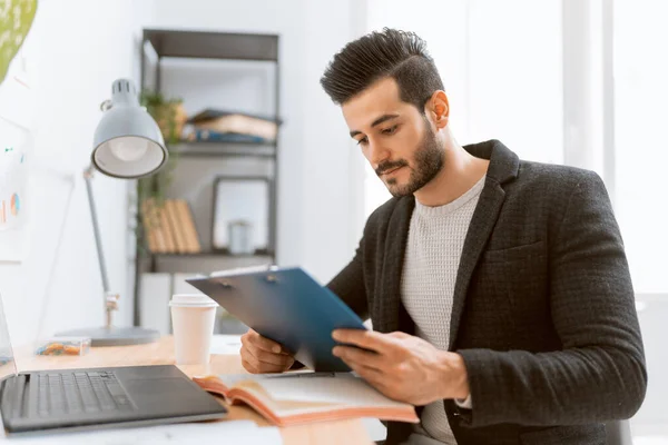 Felice Casual Giovane Uomo Che Lavora Computer Portatile Casa — Foto Stock