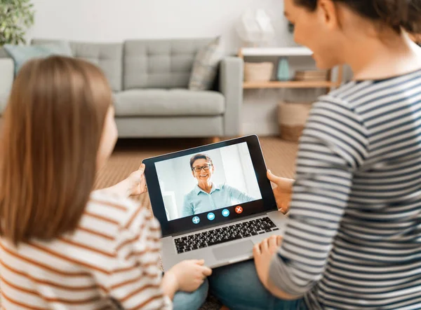 Lycklig Kärleksfull Familj Ung Mor Och Dotter Flicka Använder Laptop — Stockfoto