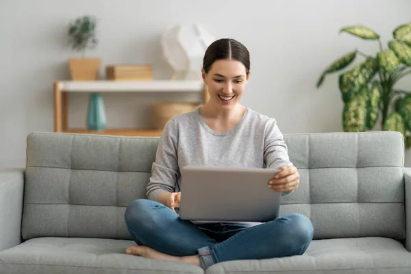 Jonge Vrouw Gebruikt Laptop Voor Gesprekken Afstand Met Vrienden Grappig — Stockfoto