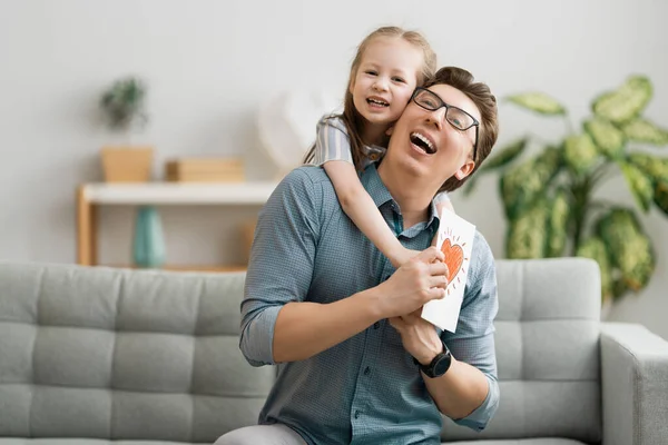 Fijne Vaderdag Kind Dochter Feliciteert Vader Geeft Hem Ansichtkaart Papa — Stockfoto